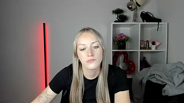 EvelynBlond live cam on StripChat