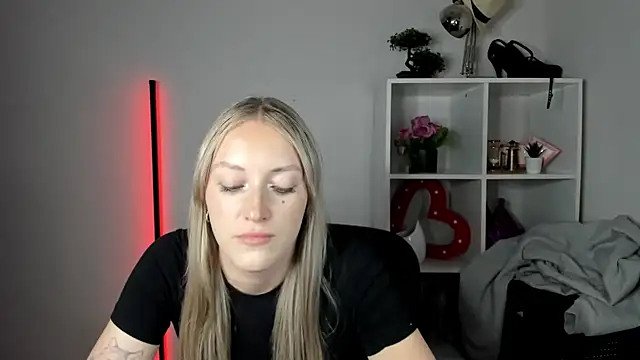 EvelynBlond live cam on StripChat