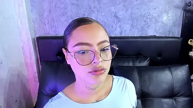 Caroline420_ live cam on StripChat
