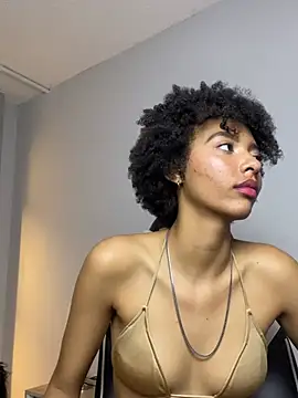 Kiara_Kamau_XXX live cam on StripChat