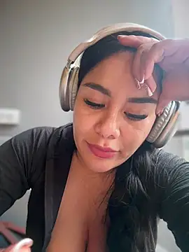 issane_peru (F young) - Undress me and masturbate / video gift