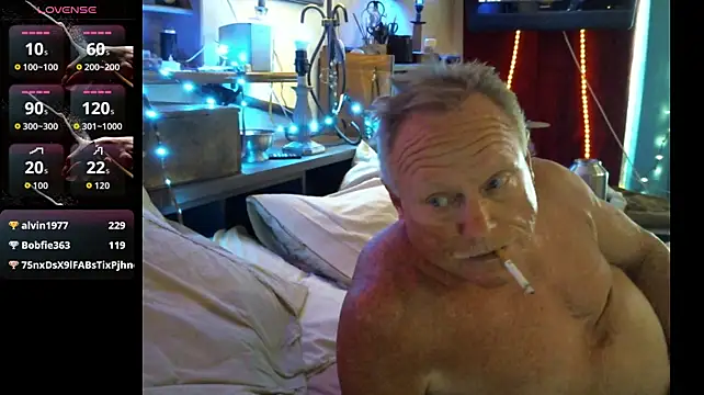 Pussyeat2please live cam on StripChat