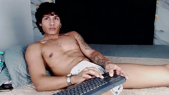 MaximilianRoth live cam on StripChat