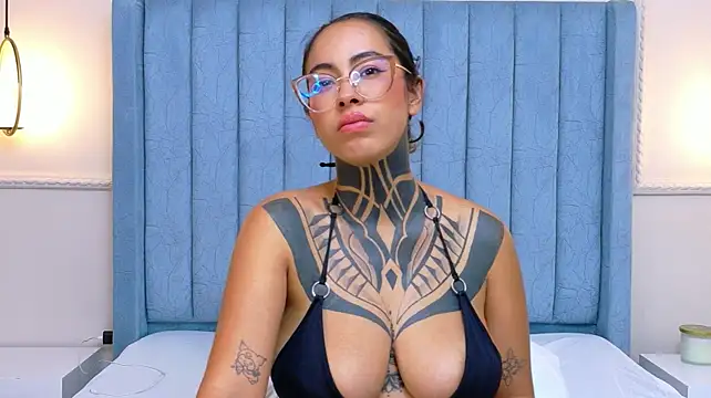 NicoleBlum live cam on StripChat