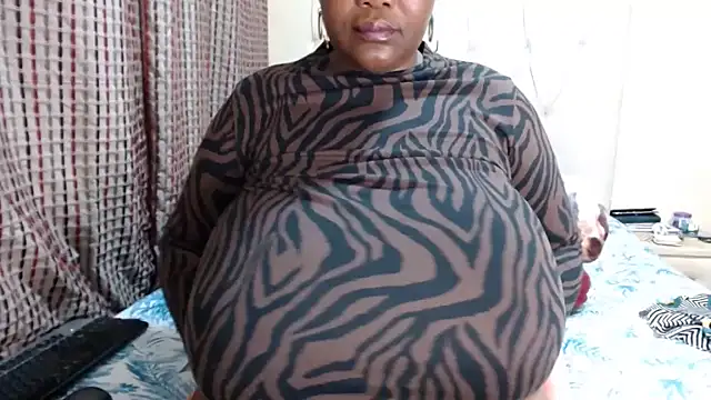 CHOCOLATEDARKBUSTYX live cam on StripChat