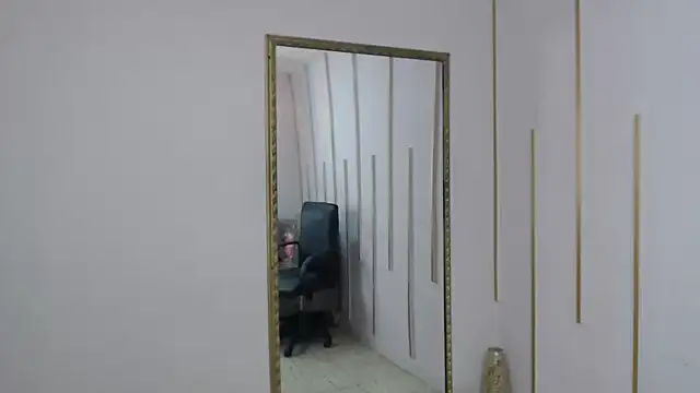 Nayariskaya live cam on StripChat