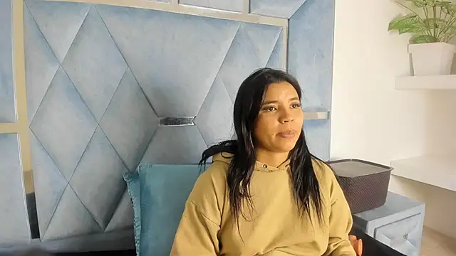 Lucy_asm live cam on StripChat