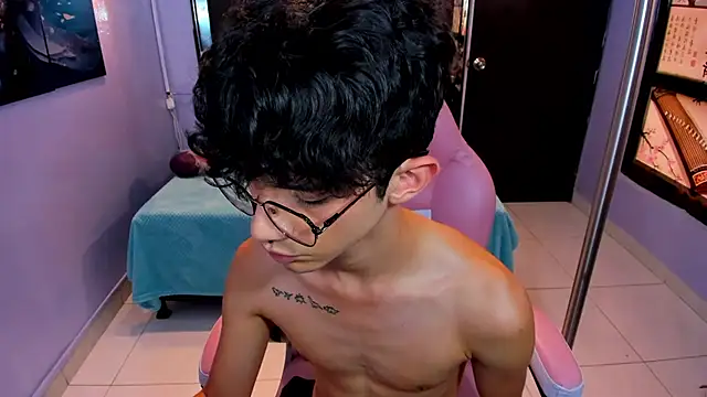 LiamHeatx live cam on StripChat