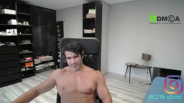 latinoo23bom live cam on StripChat