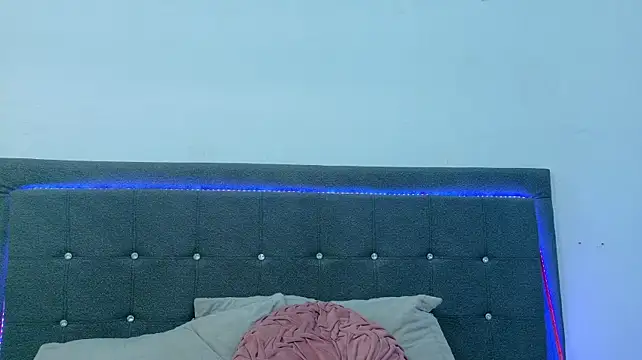 Lil_Aurora_ live cam on StripChat