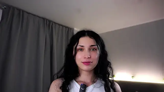 DeeannLaclair live cam on StripChat