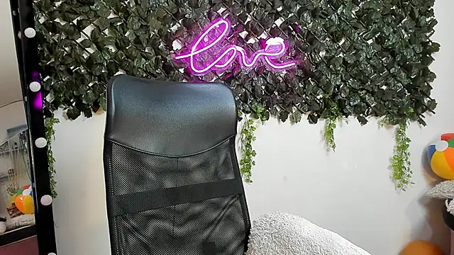 DestinyHills live cam on StripChat