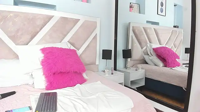 Raquel_moore live cam on StripChat