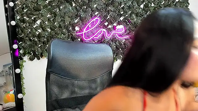 DestinyHills live cam on StripChat