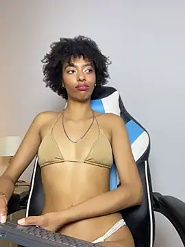 Kiara_Kamau_XXX live cam on StripChat