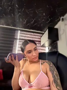 Isabella-Teen live cam on StripChat