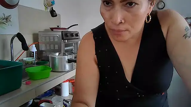 Layla-Astrum live cam on StripChat