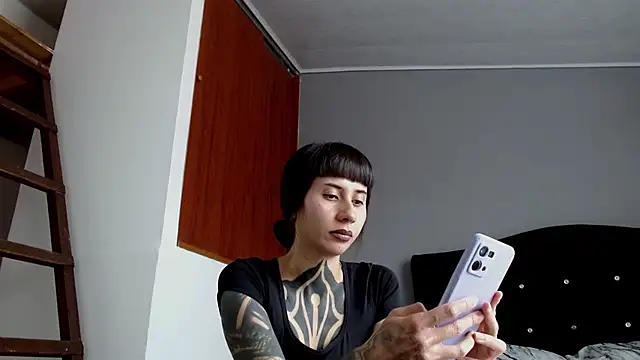 Emilia_1995 live cam on StripChat