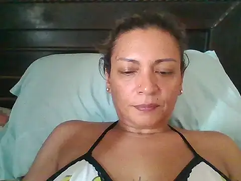 HallyGirlHot live cam on StripChat