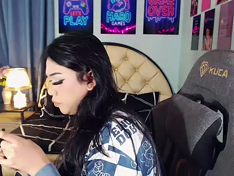 SexxyTsLoverr live cam on StripChat
