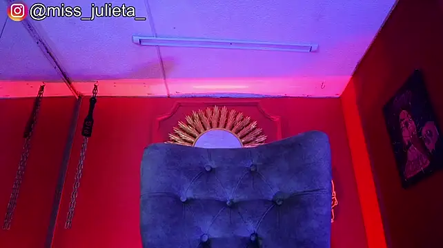 Julieta_Russell live cam on StripChat