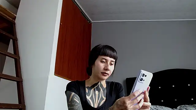 Emilia_1995 live cam on StripChat