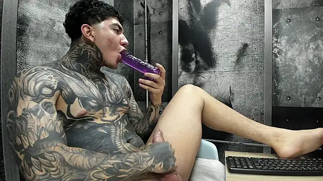 Gury_tattoo live cam on StripChat