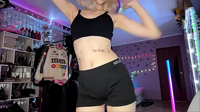 lonely_bunny live cam on StripChat