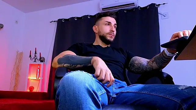 MightyAaron66 live cam on StripChat