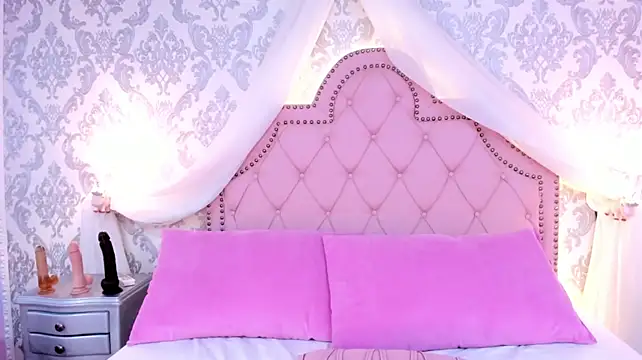 ScarletMore live cam on StripChat