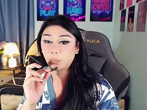 SexxyTsLoverr live cam on StripChat