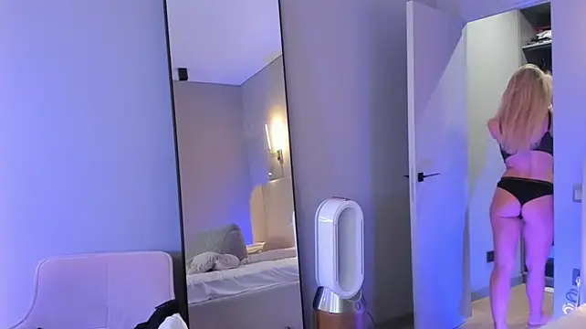 Wallflowerr live cam on StripChat