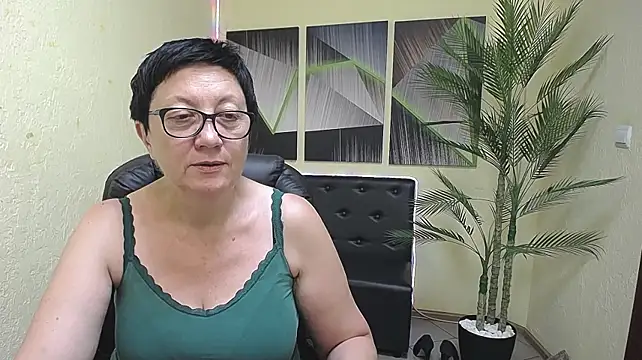EmilyL0ve live cam on StripChat