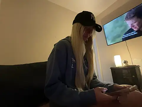 blondeychiaraxo live cam on StripChat