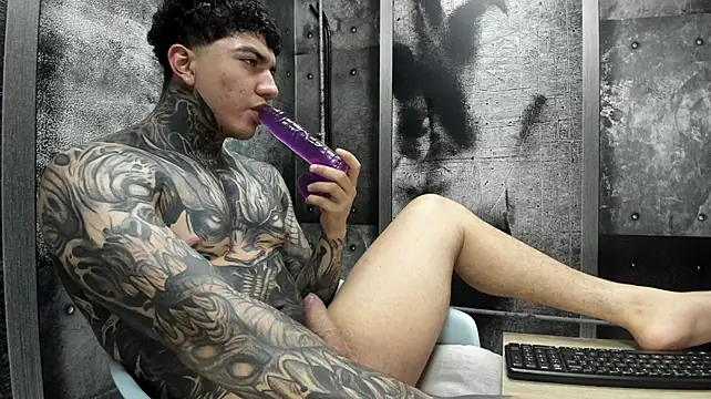 Gury_tattoo live cam on StripChat