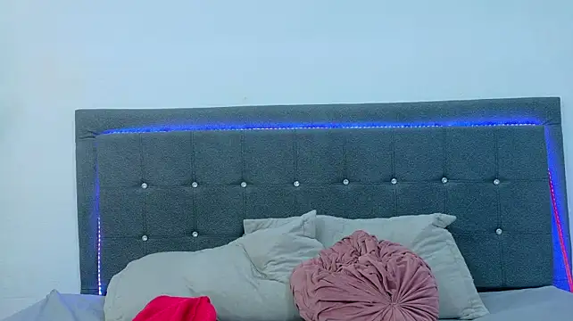 Lil_Aurora_ live cam on StripChat