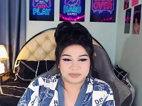 SexxyTsLoverr live cam on StripChat