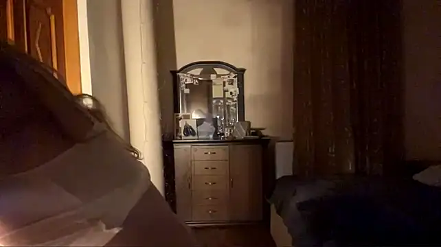 TarenOgilvie live cam on StripChat