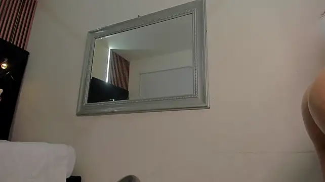 khloe_cutee live cam on StripChat