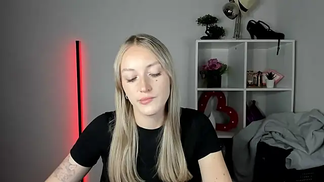 EvelynBlond live cam on StripChat