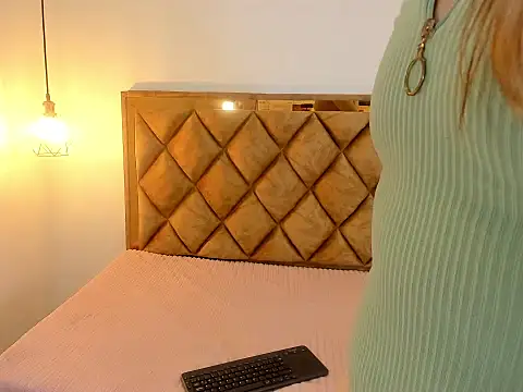 MiaAmadorVS live cam on StripChat
