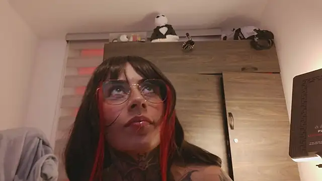 selene_red_ live cam on StripChat