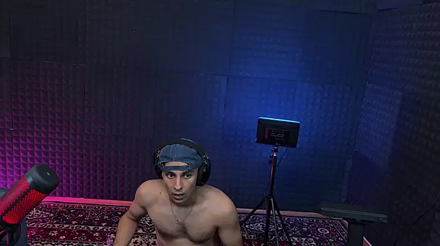 Hols_20 live cam on StripChat