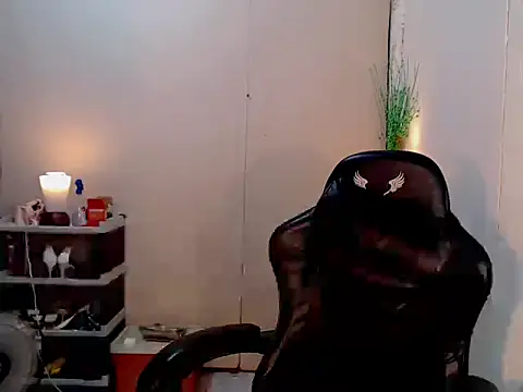 i_hug_you live cam on StripChat