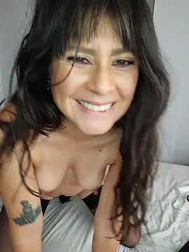 Lyonette_reading1 live cam on StripChat