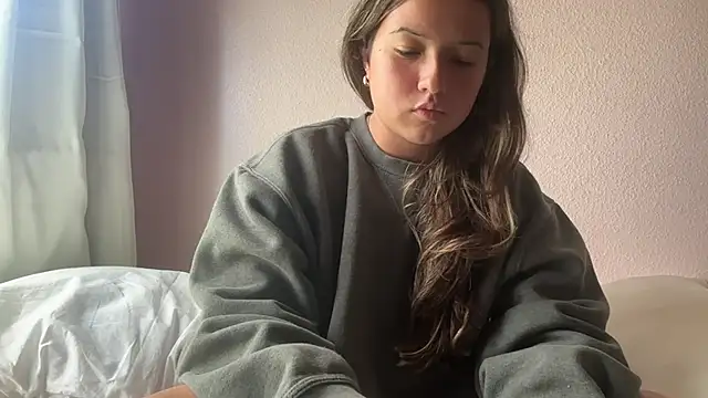 anneesquirts (F teen) - topless 3 mins