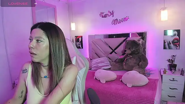 Karly_moon live cam on StripChat