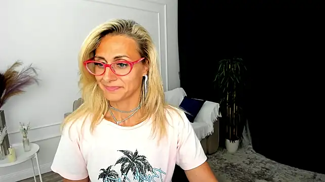 MuseOfStage live cam on StripChat
