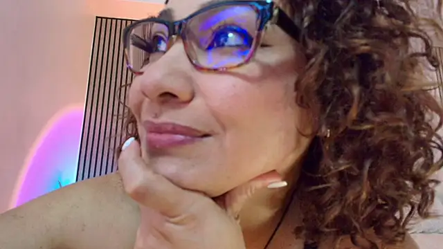 JuliRamirez live cam on StripChat