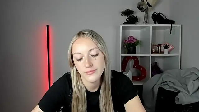 EvelynBlond live cam on StripChat